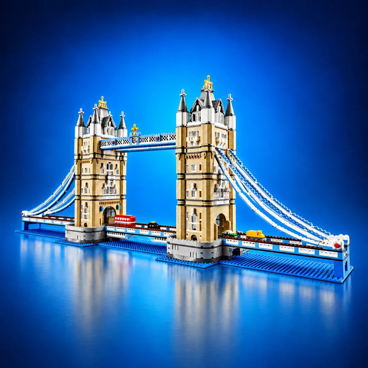 LEGO® Tower Bridge 10214 met twee beige torens en een blauw-witte brug op een diepblauwe achtergrond