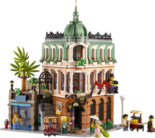 LEGO® Boutique Hotel 10297 Building Kit - De BrickPlaats