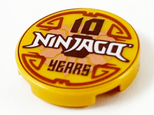 Part 14769pb366 - Tile, Round 2 x 2 with Bottom Stud Holder with '10 NINJAGO YEARS' Pattern - De BrickPlaats