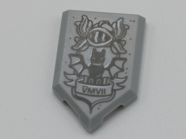 Part 22385pb191 - Tile, Modified 2 x 3 Pentagonal with Dark Bluish Gray 'VMVII' (6007) and Dark Bluish Gray Helmet Pattern - De BrickPlaats