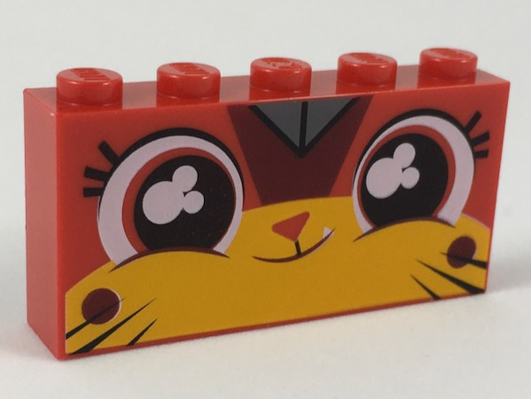 Part 39266pb01 - Brick 1 x 5 x 2 with Smiling Ultrakatty Pattern - De BrickPlaats