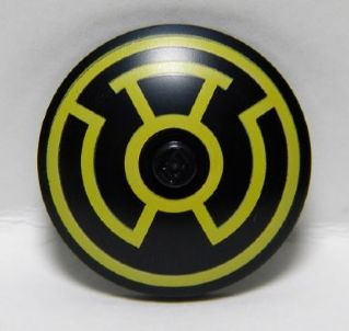 Part 3960pb030 - Dish 4 x 4 Inverted (Radar) with Solid Stud with Yellow Lantern Sinestro Logo Pattern - De BrickPlaats