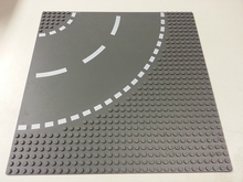 Part 44342px2 - Baseplate, Road 32 x 32 6-Stud Curve with White Dashed Lines Pattern - De BrickPlaats