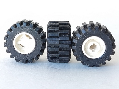Part 6014bc01 - Wheel 11mm D. x 12mm, Hole Notched for Wheels Holder Pin with Black Tire Offset Tread Small Wide (6014b / 6015) - De BrickPlaats