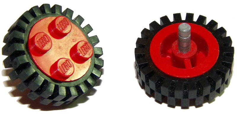 Part 7039c03 - Wheel Classic 4 Studs and Axle with Black Tire 24mm D. x 8mm Offset Tread - Interior Ridges (7039 / 3483) - De BrickPlaats