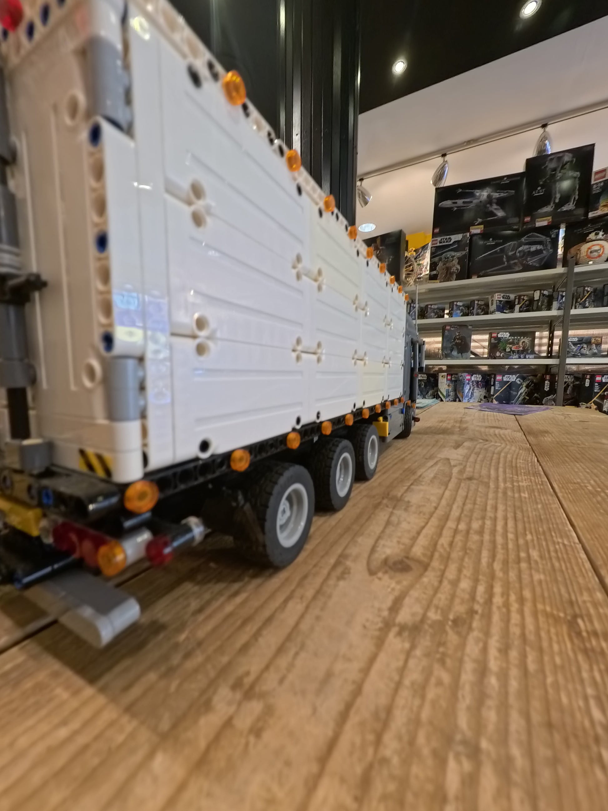 MOC Volvo bakwagen met aanhangwagen
